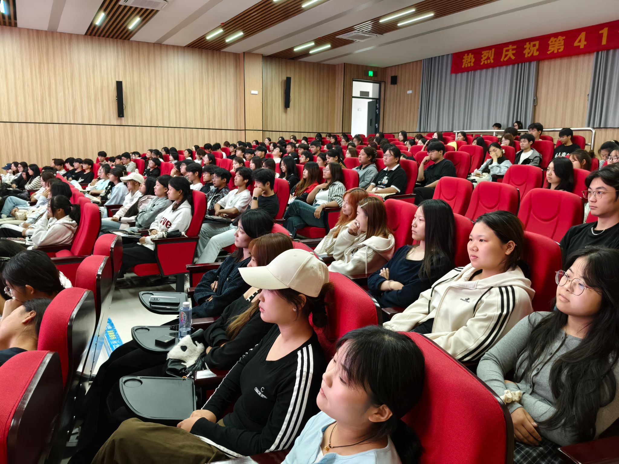 開(kāi)啟大學(xué)新征程，共筑青春心夢(mèng)想——文化旅游學(xué)院2025級(jí)新生見(jiàn)面會(huì)暨會(huì)展策劃實(shí)踐項(xiàng)目啟動(dòng)